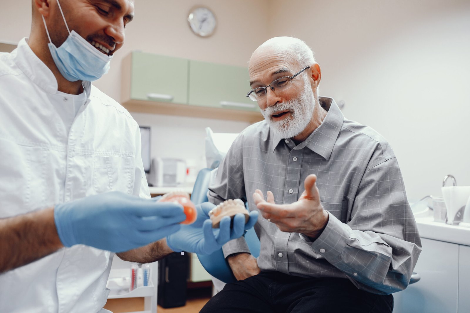 Implantes ou Próteses: Qual Tratamento Escolher?